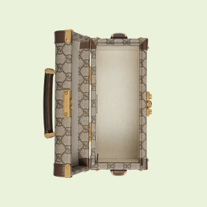 AAFAD387-5796-3604-017B-B7EE48CA8527